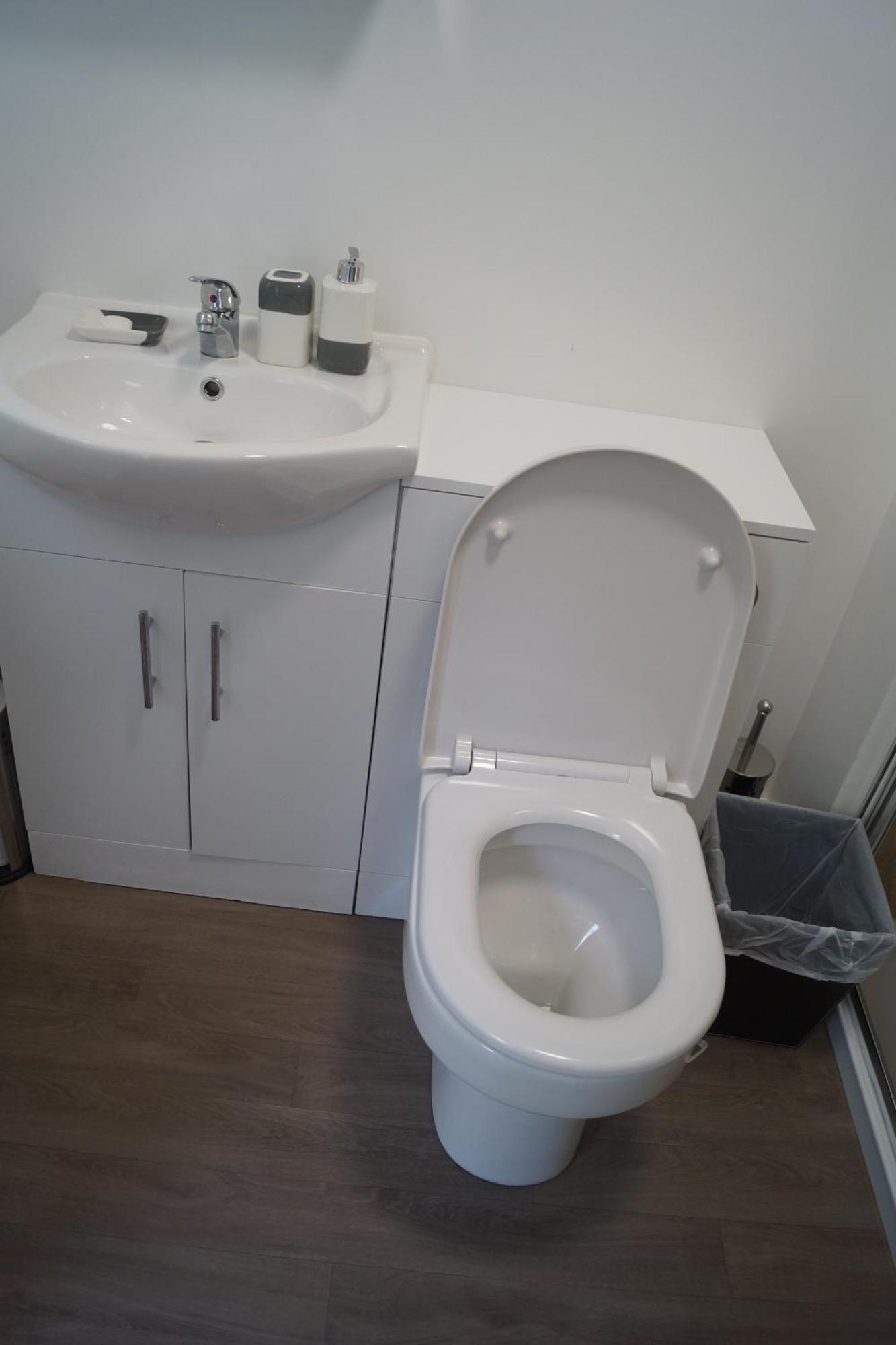 Cosy Self-contained Flat In Apartment *